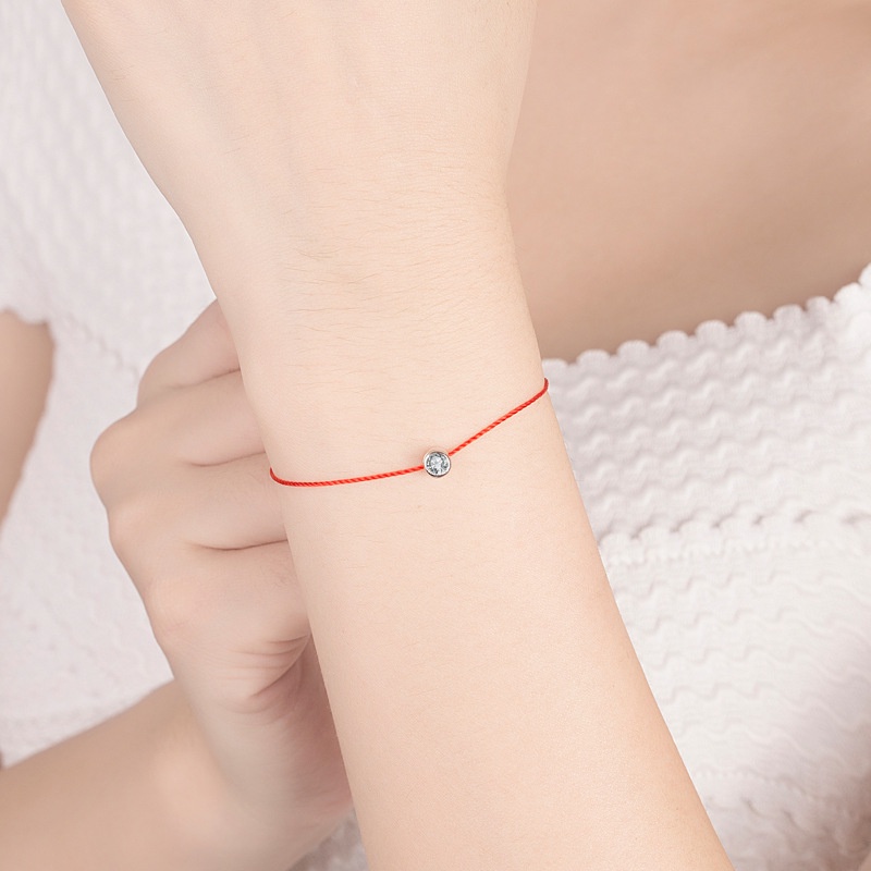 Vòng Tay Dây Đỏ Đính Kim Cương Lấp Lánh Bảo Vệ An Toàn Cho Nữ