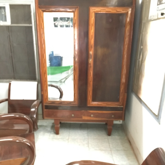 e cần bán tủ đồ gỗ nhà tự đóng cổ xưa ,, thích hợp cho những nhà thích đồ cổ phong thuỷ ..
