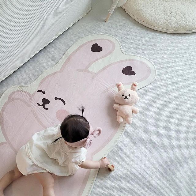 Thảm Nhung Hình Thỏ Nhuộm Màu Độc Đáo Cho Bé Tập Bò