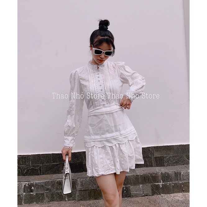 Váy trắng cổ trụ ren bèo tầng