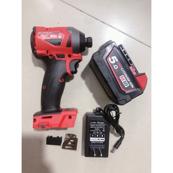 Trọn bộ Milwaukee 2853 pin đóng mới.pin đóng sạc adrapter