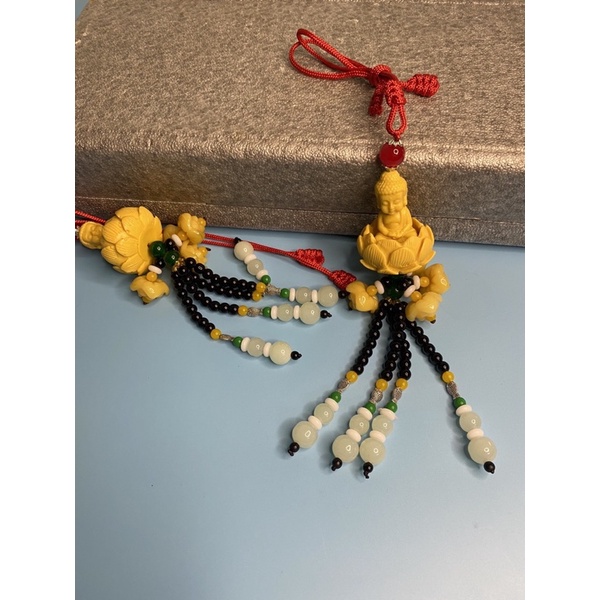 Dây phật treo gương ô tô mang lại bình an."