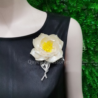 Cài áo hoa sen trắng