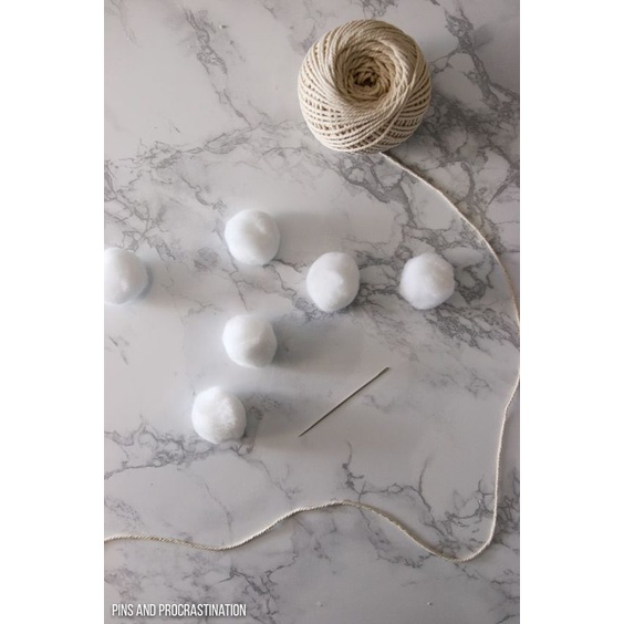 Bông pom pom màu trắng trang trí