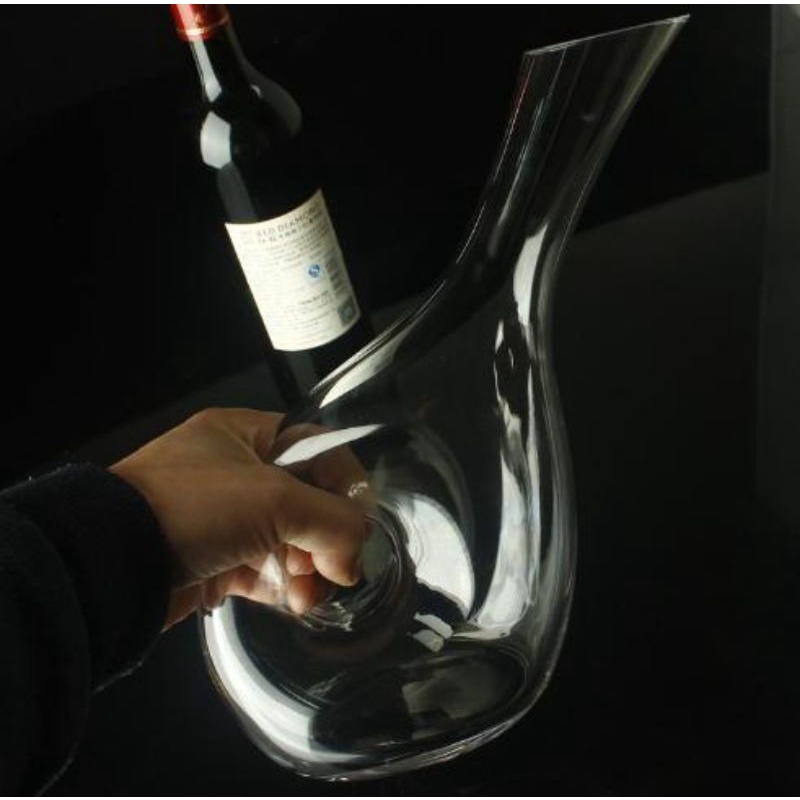 Decanter hình ốc sên dáng nghiêng. Bình thở rượu vang