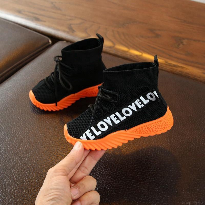 Giày thể thao in chữ chống trượt cho bé