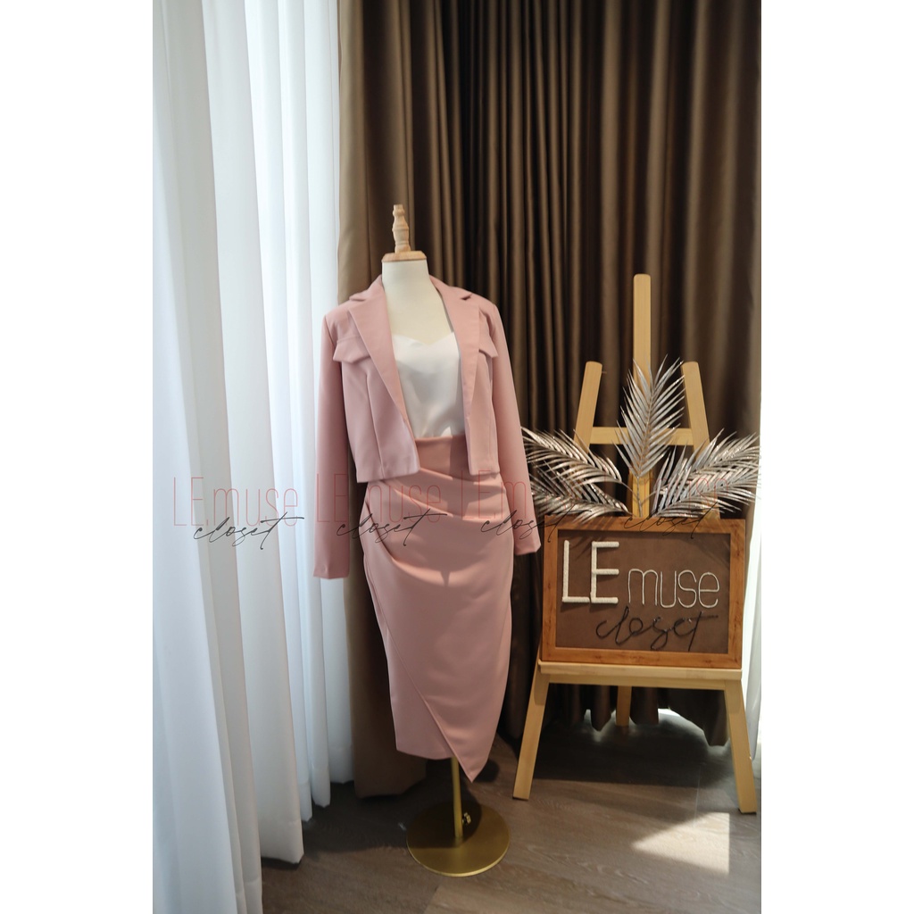 Set vest nữ hồng sương mù gồm vest lửng phối chân váy dài vạt chéo | BigBuy360 - bigbuy360.vn