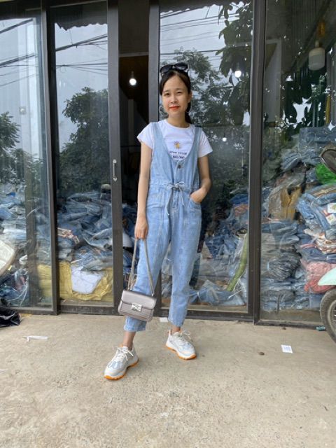 Quần bò yếm gần trơn (mà 01) | BigBuy360 - bigbuy360.vn