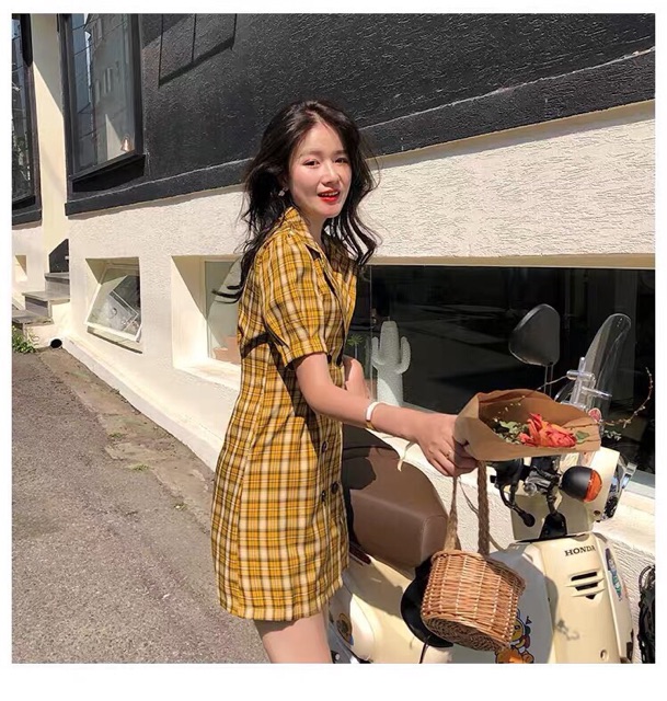 Đầm cổ vest caro vàng phối nút xb