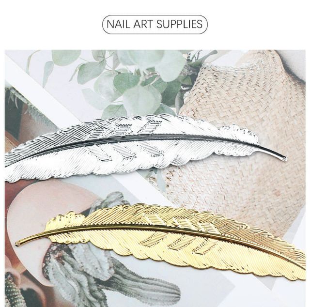 Lá vàng lá bạc chụp ảnh mẫu nail sang trọng. Mẫu nail sẽ đẹp lung linh sang trọng khi có phụ kiện lá vàng bạc