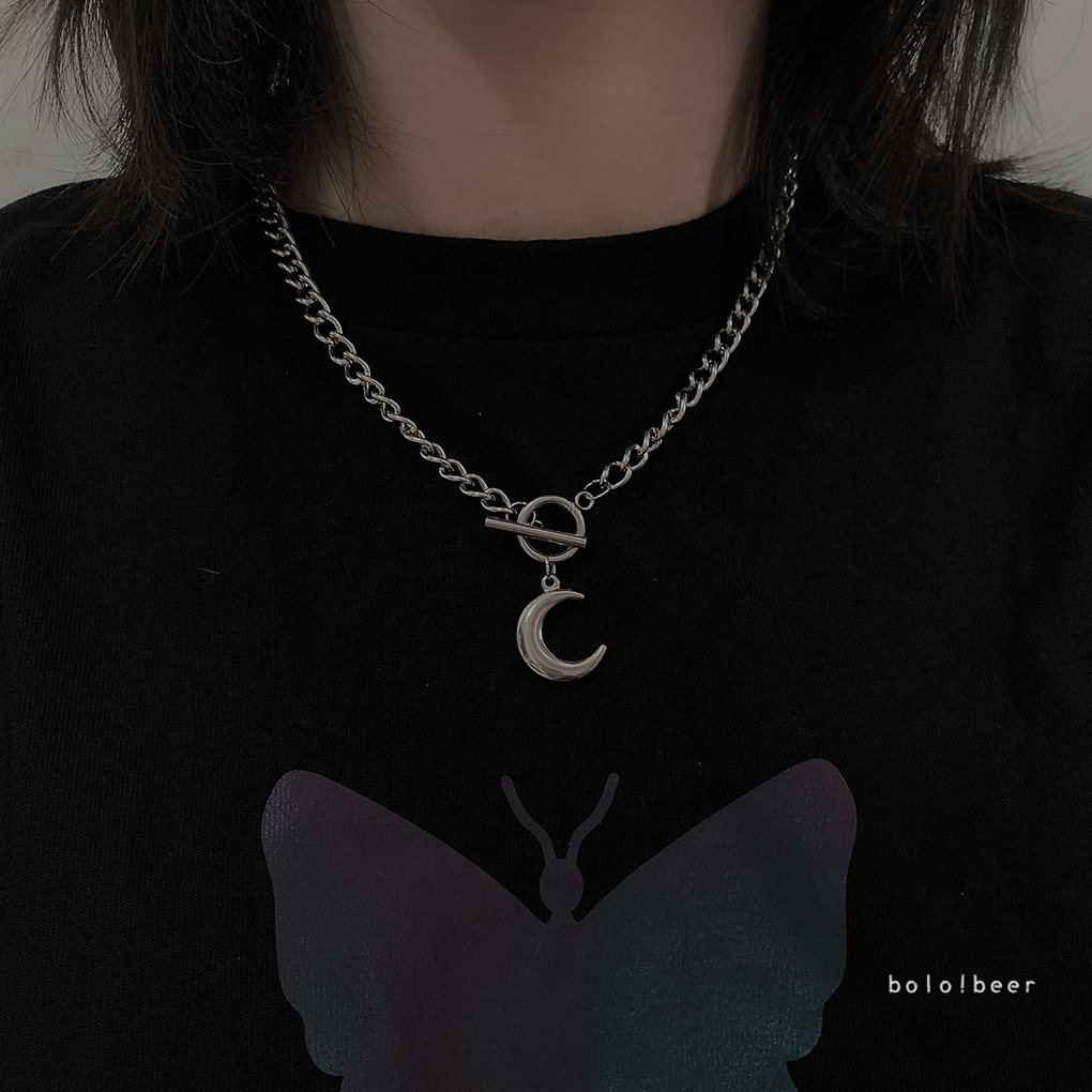 Korea Ins Cool Handsome Girl Smooth Hard Titanium Steel Meniscus Pendant Necklace Necklace T-Lock Stainless Steel Clavicle Chain Moon