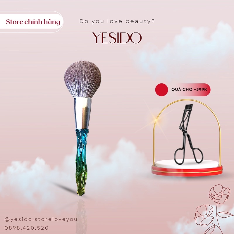 Cọ má hồng, cán cọ được làm từ pha lê với đầu cọ được làm từ lông thật mềm mịn cao cấp có bọc bảo vệ
