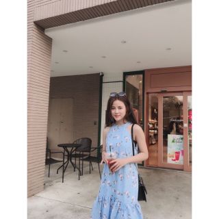 Váy cổ yếm