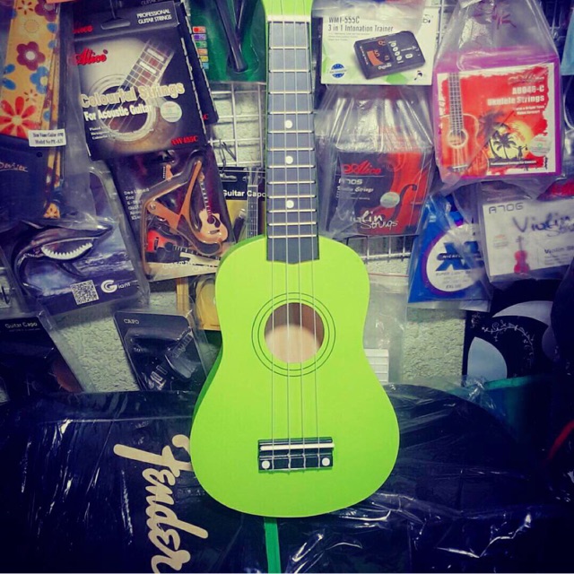 Ukulele màu xanh lá mạ