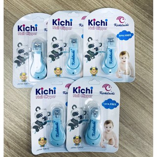 Bấm móng tay cho bé kichi