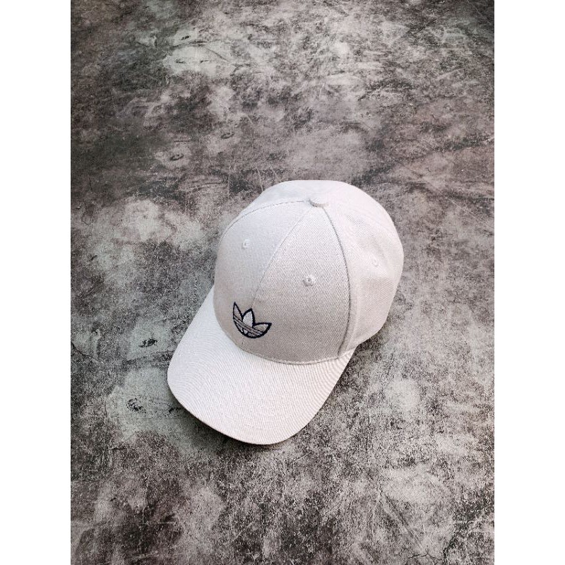 Mũ lưỡi chai trắng logo outline