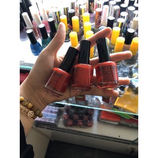 Nước sơn móng màu đỏ tươi mau khô