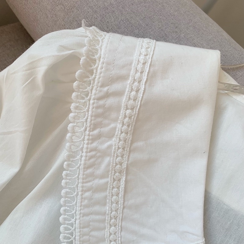 Áo sơ mi viền ren nơ cổ trắng 1304