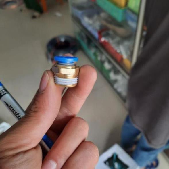 Cút đầu bơm ra ống 8 phun sương.