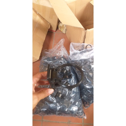 Để ly nước sau ghế xe khách