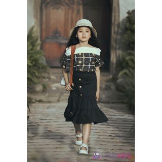 Set áo trễ vai kèm chân váy cho bé