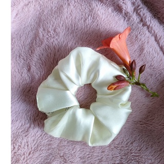 Cột tóc srunchie vượt thời gian