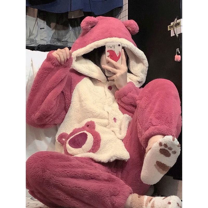 Bộ Đồ Ngủ Hai Mảnh Bằng Vải Lông Cừu Dày In Hình Gấu Dâu Tây Dễ Thương Dành Cho Bạn Gái