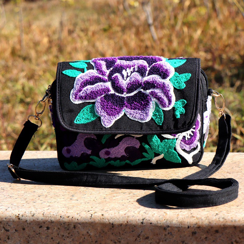 Túi đeo chéo vải và len thêu hoa nhiều màu sặc sỡ - T01TDC8547