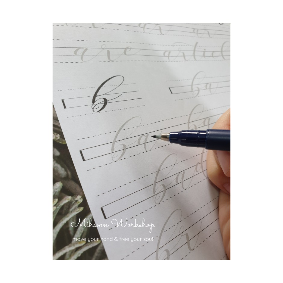 Tập luyện viết nối chữ calligraphy