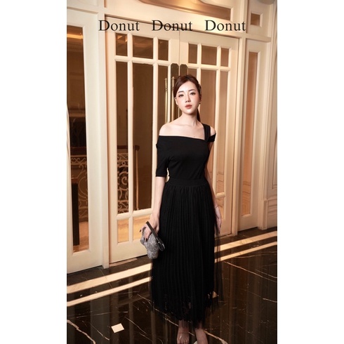 Set áo body khoét vai chân váy ly ren hoa