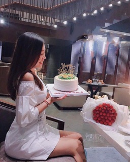 ĐẦM BẸT VAI TRẮNG ĐAN DÂY EO