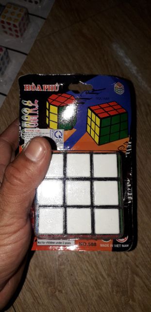 Một cái Rubik 3x3 bằng nhựa sản xuất tại Việt Nam