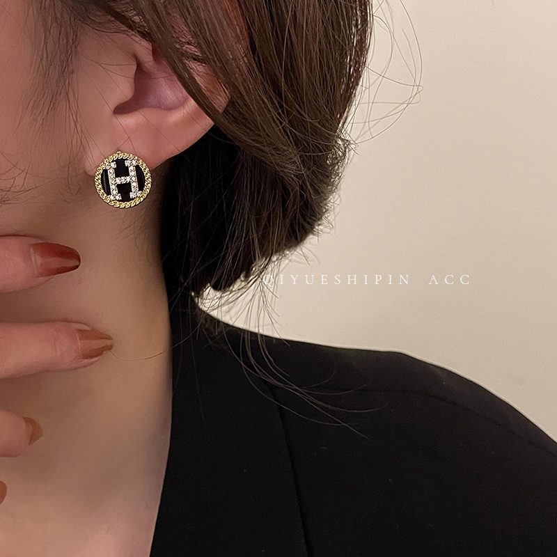 Bông Tai Chữ Màu Đen Phong Cách Retro