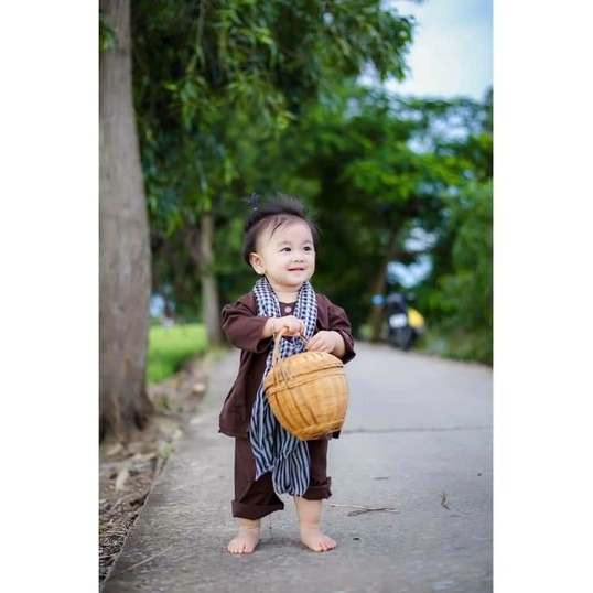 Bộ Bà Ba nâu kèm khăn rằn cho bé chất kate mềm mát size 7 - 28ky