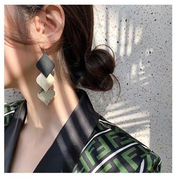 Khuyên tai rủ tông vàng sang trọng