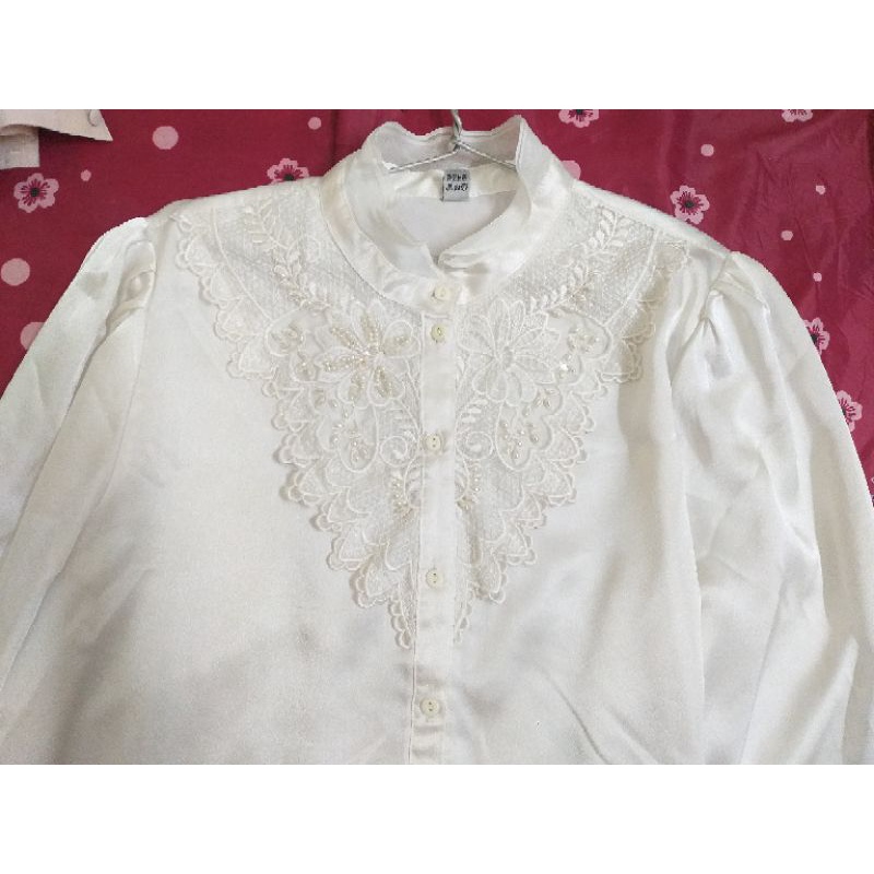 Áo sơmi trắng phối ren và hạt trai size S-M thanh lý
