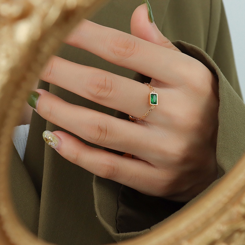Nhẫn ThéP Titan Mạ VàNg 18k ĐíNh Đá NgọC LụC BảO