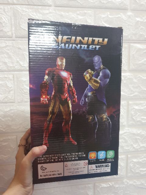 Găng tay vô cực Infinity Thanos đồ chơi dùng pin Avengers