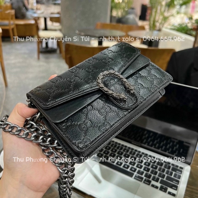 Túi đeo chéo đầu rồng dập logo chìm, chất da cao cấp bản full đen size 18