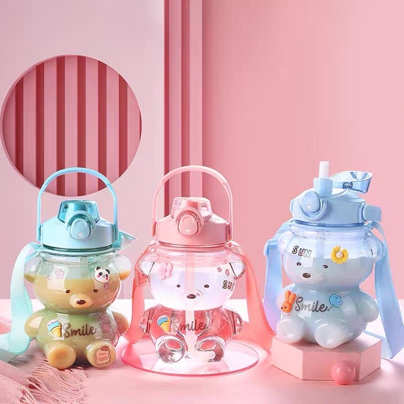 BÌNH NƯỚC HÌNH GẤU 1300ml CỰC CUTE TIỆN LỢI CÓ DÂY ĐEO VÀ KÈM STIC NGỘ NGHĨNH