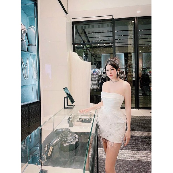 Đầm body cúp ngực kết lông vũ