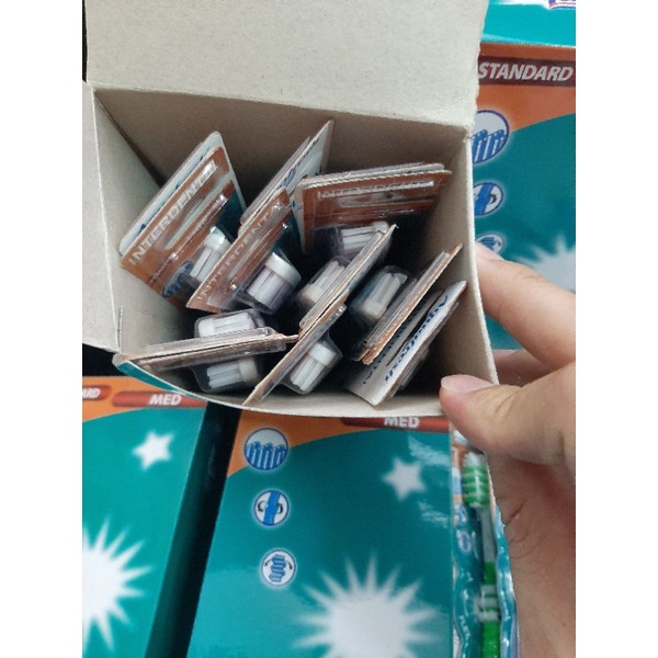 Bàn chải đánh răng Aquafresh