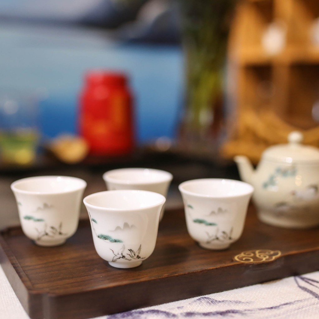 Chén trà sứ Cảnh Đức với nhiều hoạ tiết, dùng uống trà xanh, trà có hương thơm.