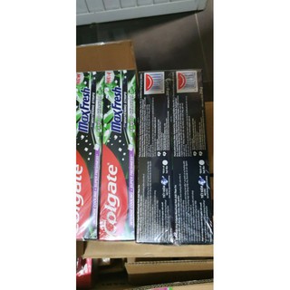 Kem đánh răng Colgate MaxFresh tinh chất than tre 200g
