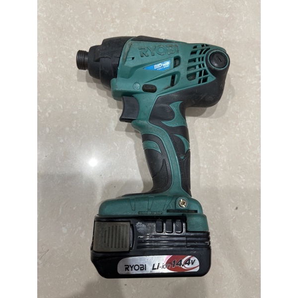 Máy bắn vít Ryobi cứng cáp chổi ngoài 14.4V