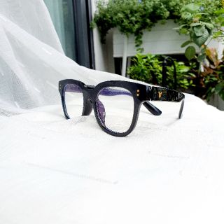 Kính cận gọng chữ V