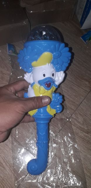 Giáng Sinh _Một cây đèn choi Noel hình chú Vịt bằng nhựa có nhạc và đèn Led quay 7 màu tặng kèm pin