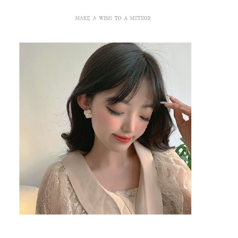 Khuyên tai mặt hình hoa trà đính ngọc trai nhân tạo thời trang Hàn Quốc