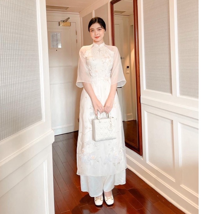 Áo Dài Cách Tân Voan Tơ Oganza đính kết họa tiết hoa nổi , áo dài cách tân 4 tà cổ sen tay lỡ loe