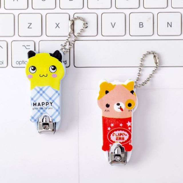 Bấm móng tay cho bé